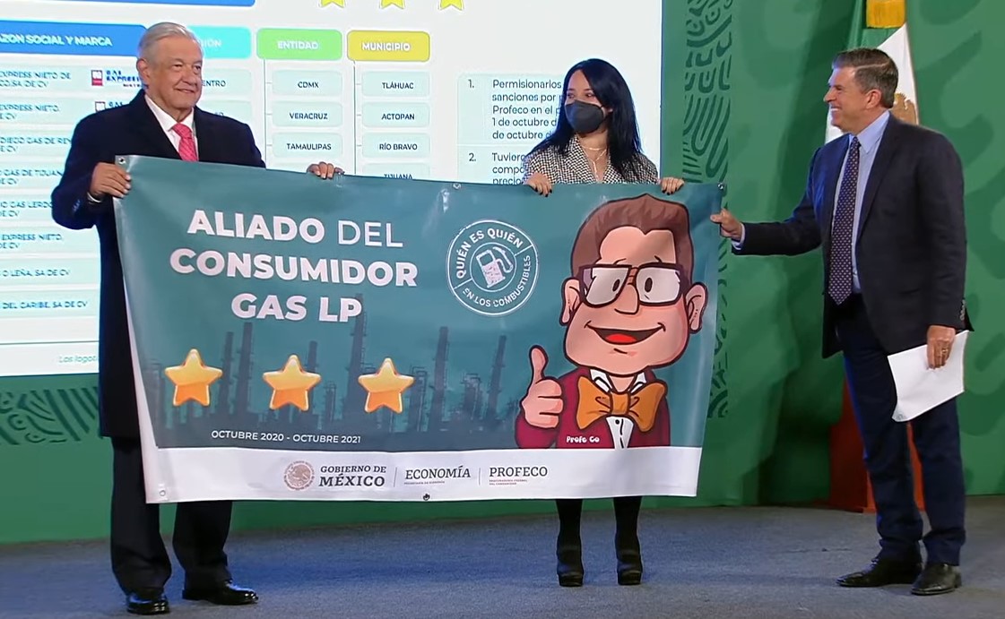 La representante de Gas Express Nieto, Cynthia Dessire Rojano, recibe el reconocimiento de parte del Presidente y de la Profeco.