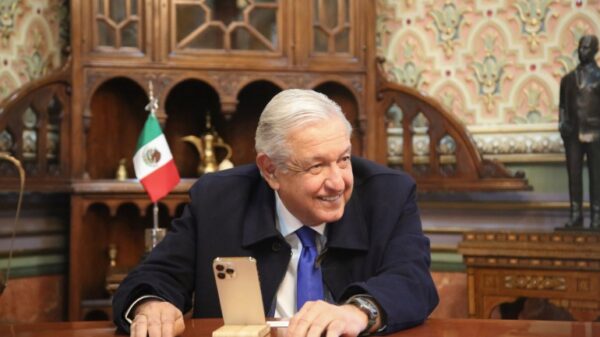 Felicita AMLO a presidenta electa de Honduras; asesora a mandatario de Perú