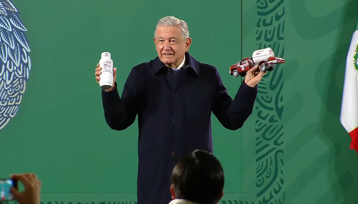 El Presidente Andrés Manuel López Obrador presume parte de los regalos que la gente le hace llegar, como estos dos relacionados con el Gas Bienestar.