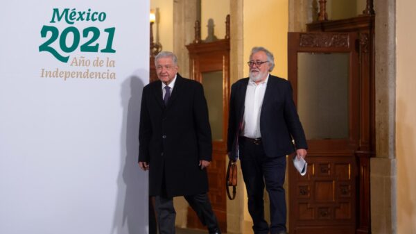 Suman 52 mil cuerpos sin identificar en fosas: Encinas