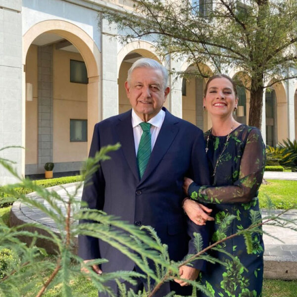 AMLO y su esposa Beatriz Gutiérrez Müller envían emotivo mensaje