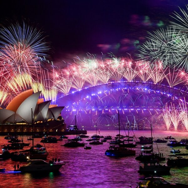 Reciben el 2022 en Australia y Nueva Zelanda (VIDEO).