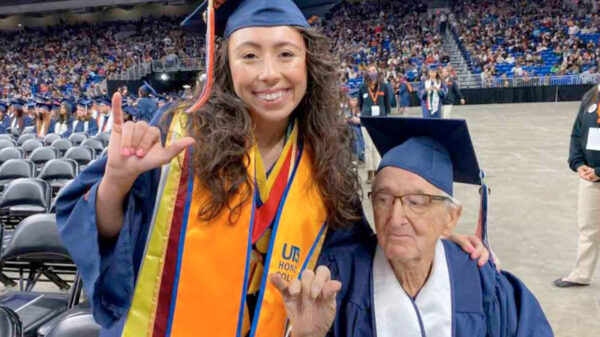 ¡Enhorabuena! A sus 88 años abuelito se gradúa junto con su nieta