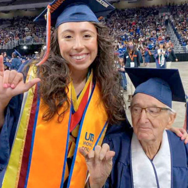 ¡Enhorabuena! A sus 88 años abuelito se gradúa junto con su nieta