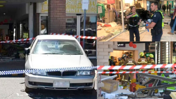 Abuelito se mete a la plaza pero con todo y auto; deja 6 heridos