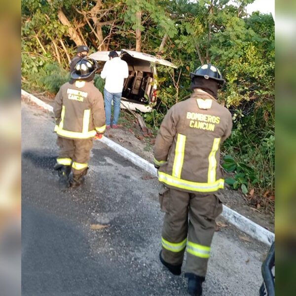 Muere persona en choque de van de turismo en ZH de Cancún