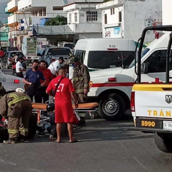Cancún: Microbús de Playa arrolla a dos motociclistas en la SM 219