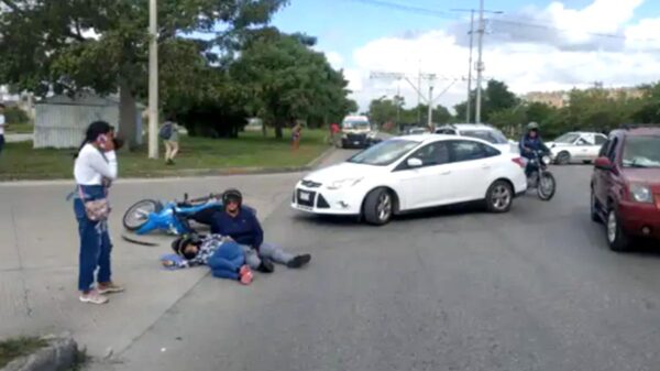 Arrollan a dos mujeres motociclistas en Cancún, sobre el arco vial