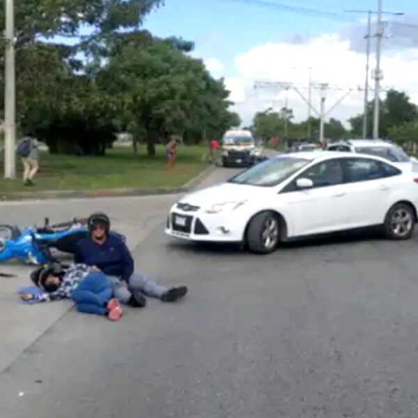 Arrollan a dos mujeres motociclistas en Cancún, sobre el arco vial