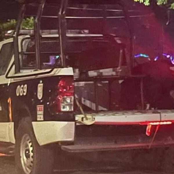 Sujetos armados asesinan a dos policías y secuestran a comandante