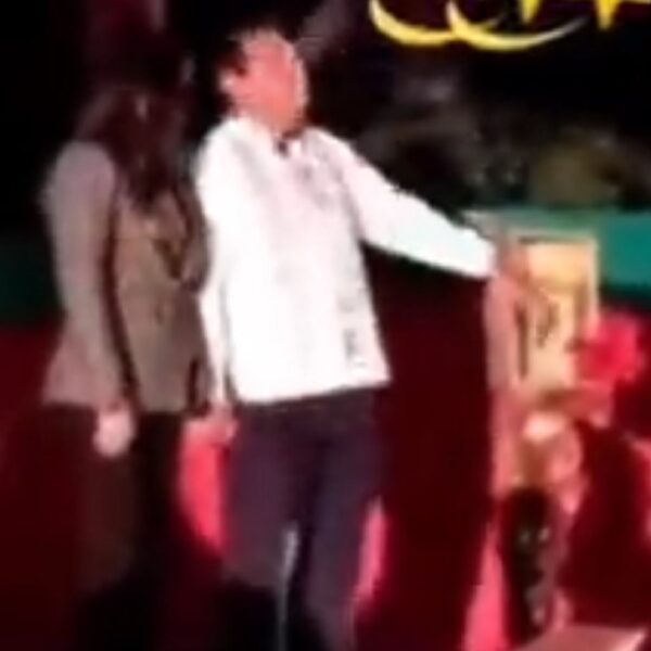 Alcalde “bromista”, enciende árbol de Navidad y finge electrocutarse