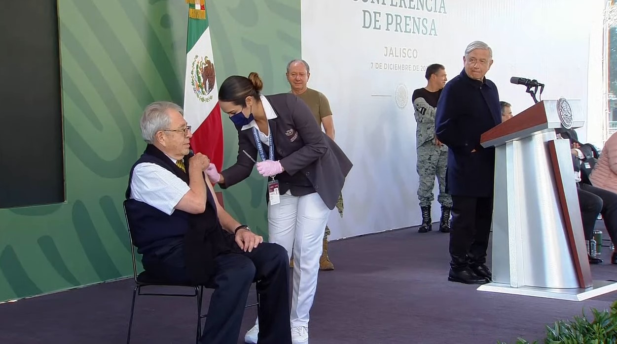 El secretario de Salud, Jorge Alcocer durante la vacunación.