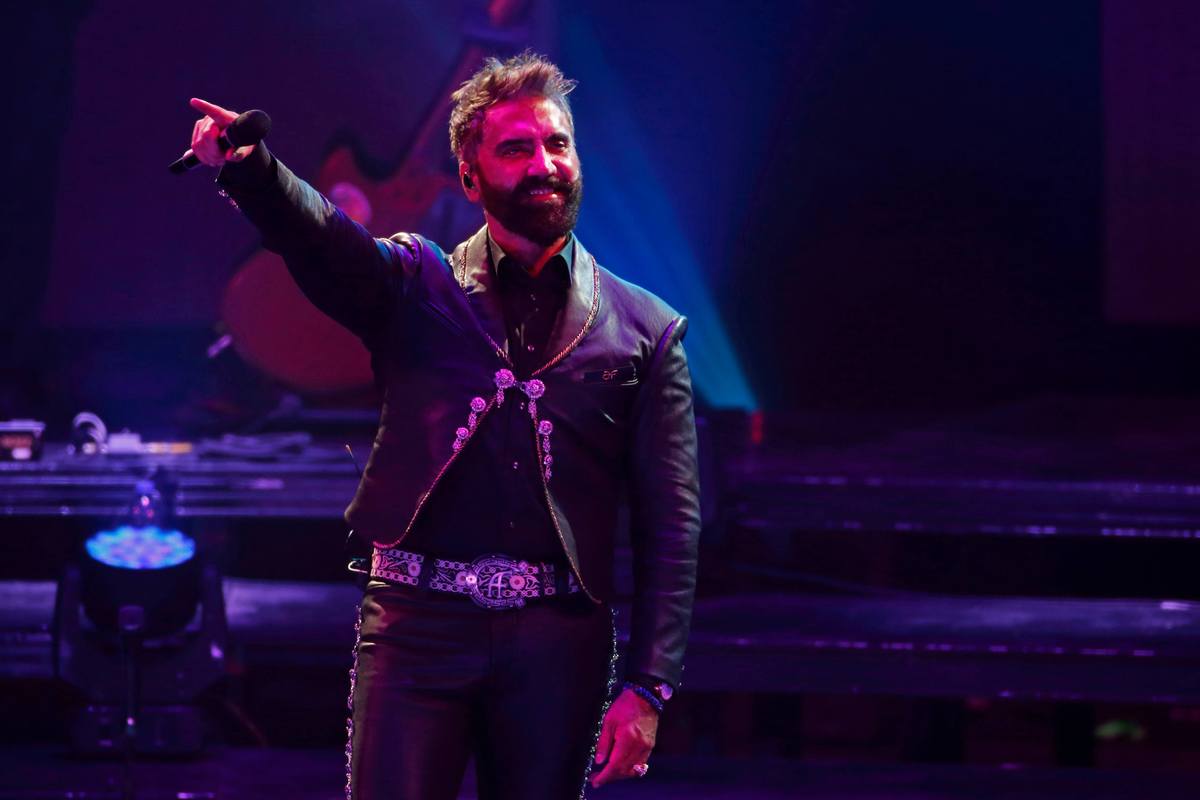 Alejandro Fernández llora en su primer concierto tras la muerte de su padre