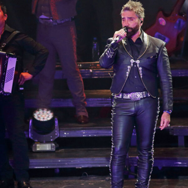 Alejandro Fernández llora en su primer concierto tras la muerte de su padre