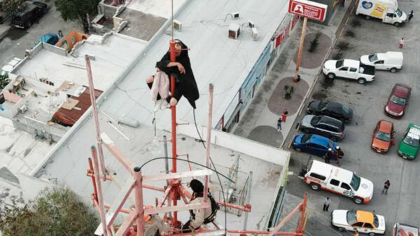 Sujeto amenaza con lanzarse desde una antena; la escaló como unos 40 metros