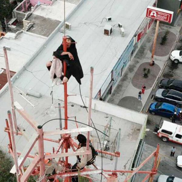Sujeto amenaza con lanzarse desde una antena; la escaló como unos 40 metros