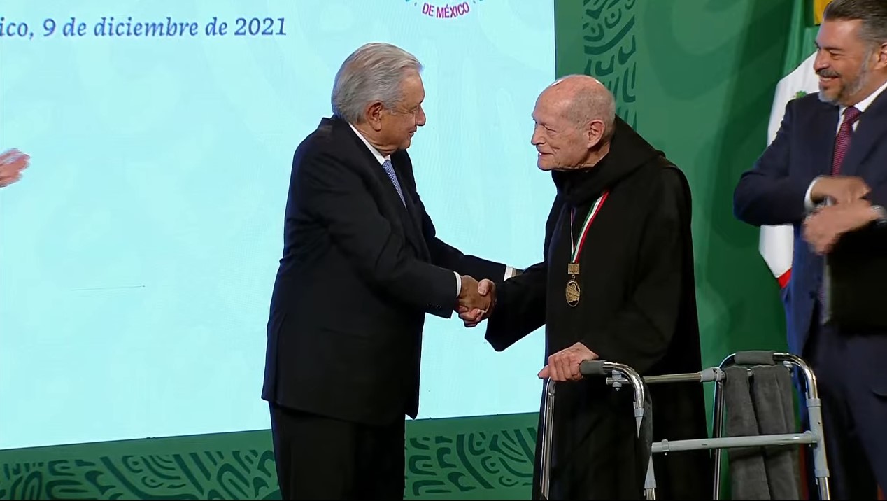El arquitecto Fray Gabriel Chávez de la Mora recibió el premio por su trayectoria en la construcción de edificios religiosos.