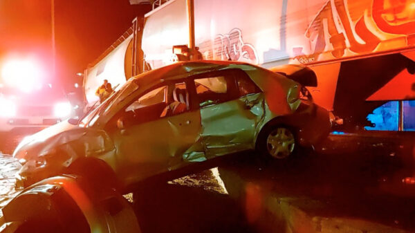 ‘Se los lleva el tren’ auto es arrastrado con tres personas adentro