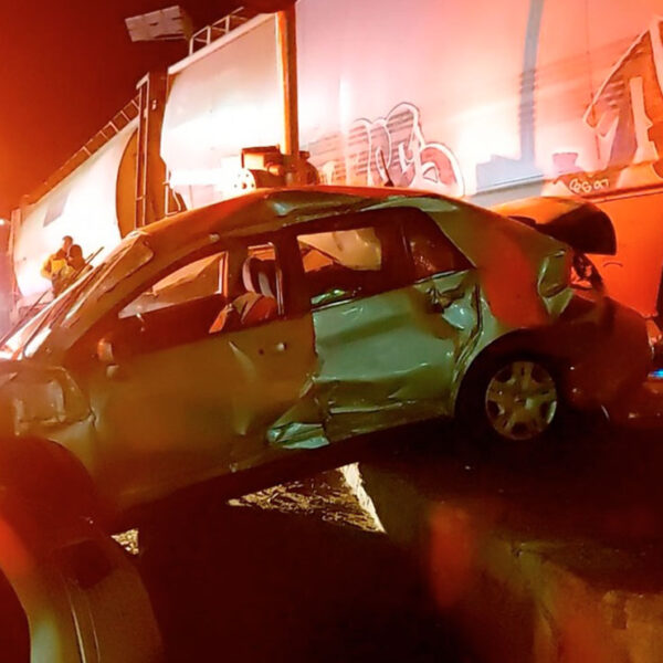 ‘Se los lleva el tren’ auto es arrastrado con tres personas adentro