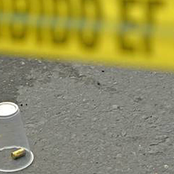 A balazos, mujer policía somete a ladrón en CDMX