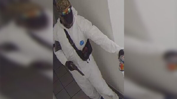 Disfrazados de sanitizadores, asaltan banco en CDMX