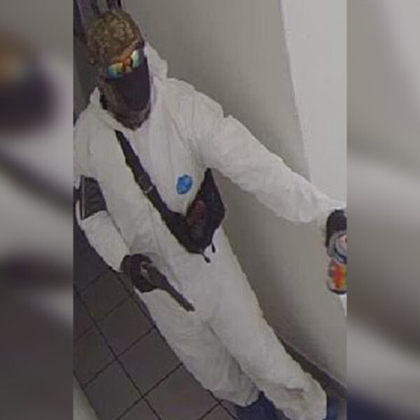 Disfrazados de sanitizadores, asaltan banco en CDMX