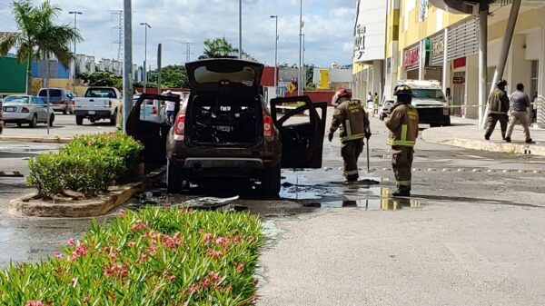 Se incendia camioneta en Mi Plaza Héroes; comerciantes niegan extintores