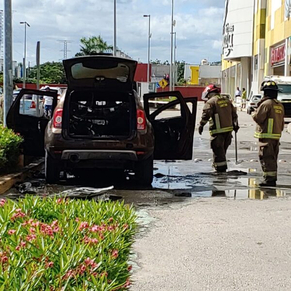 Se incendia camioneta en Mi Plaza Héroes; comerciantes niegan extintores