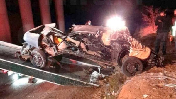 Accidente automovilístico deja cinco jóvenes prensados