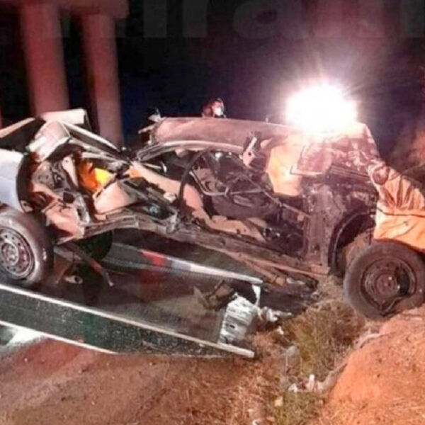 Accidente automovilístico deja cinco jóvenes prensados
