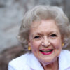 Betty White muere a los 99 años; icono del entretenimiento en EEUU