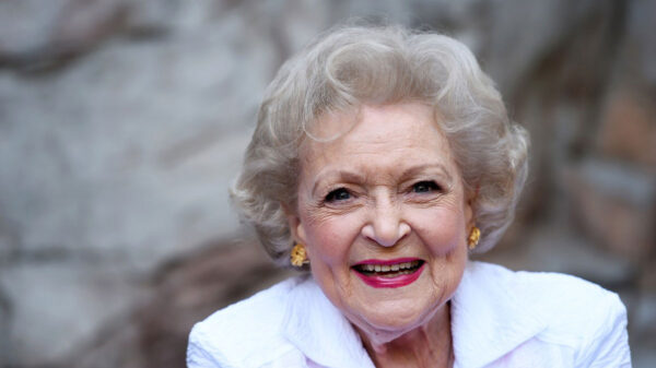 Betty White muere a los 99 años; icono del entretenimiento en EEUU