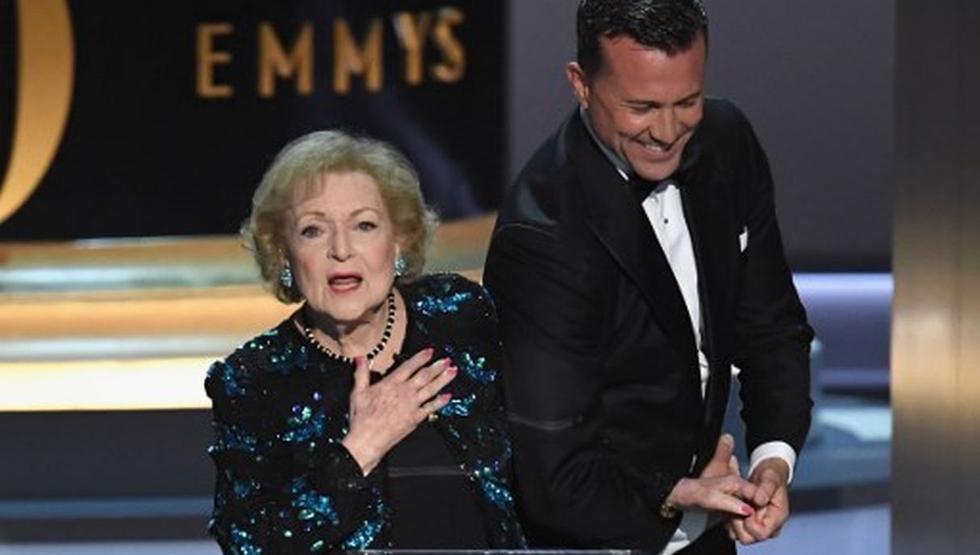 Betty White muere a los 99 años; icono del entretenimiento en EEUU