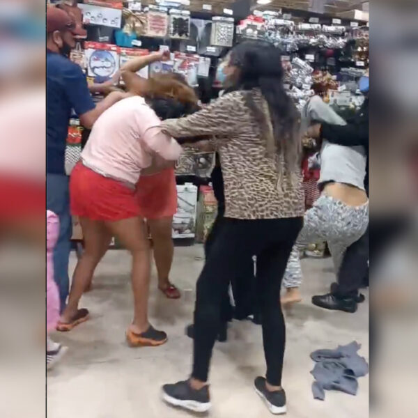 Video: Feliz Navidad?, mujeres pelean a golpes por adornos en súper de Playa