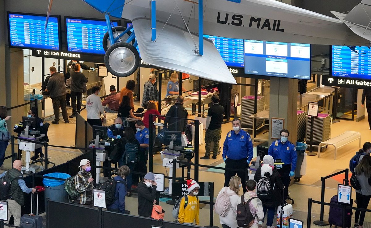 Cancelan otros 800 vuelos en EU a causa del Ómicron; durante el fin de semana navideño se dispararon los casos de contagios.