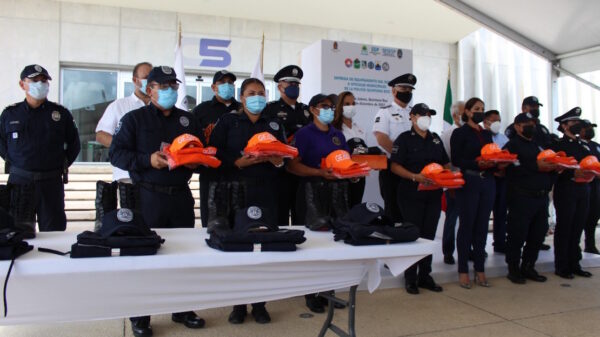 Más equipamiento y uniformes para corporaciones policiales que protegen a la gente