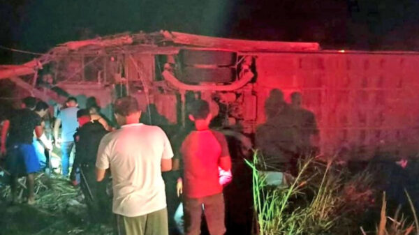Volcadura de camión de pasajeros deja 18 muertos y 25 lesionados