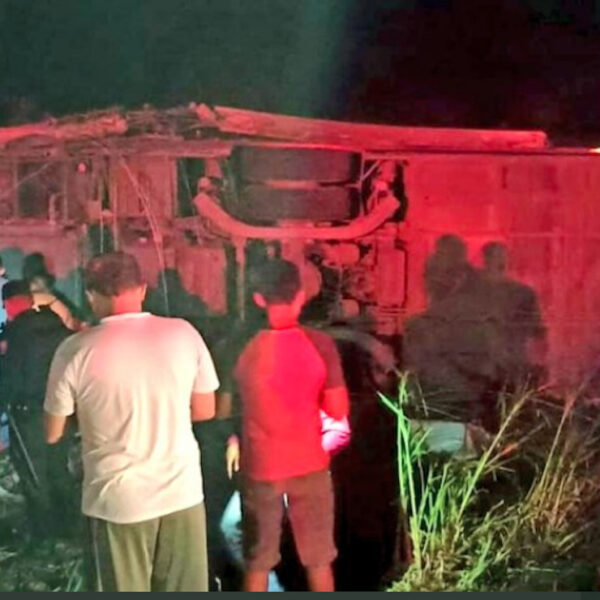 Volcadura de camión de pasajeros deja 18 muertos y 25 lesionados