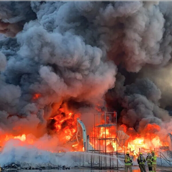 Trabajadores y familias son evacuados tras fuerte incendio