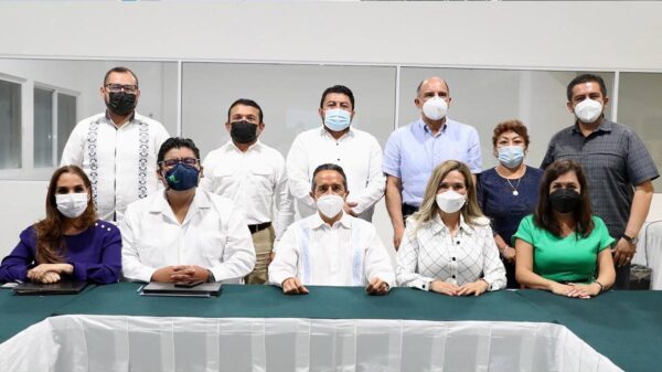 Refrenda Carlos Joaquín su compromiso de mejorar el nivel de vida en Quintana Roo