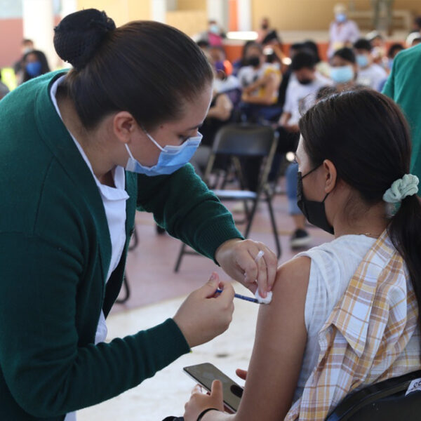 Quintana Roo vacuna contra la Covid-19 a adolescentes de 15 a 17 años sin comorbilidades