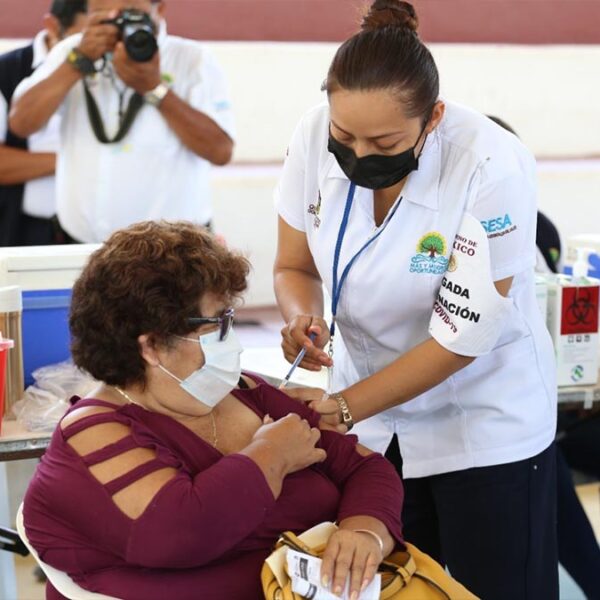 Inició la aplicación de la tercera dosis de vacunas contra la covid-19 en Quintana Roo