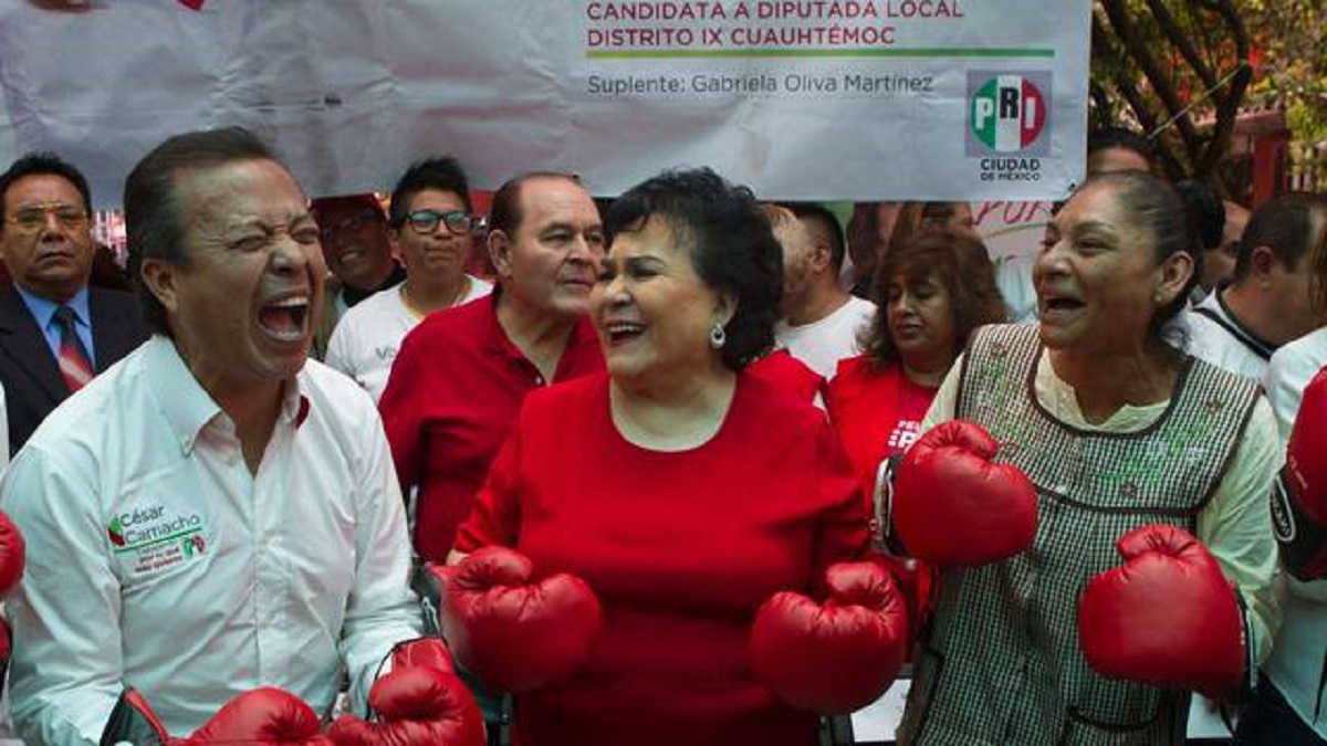 César Camacho, líder del PRI en campaña al lado de Carmen Salinas en la CDMX.