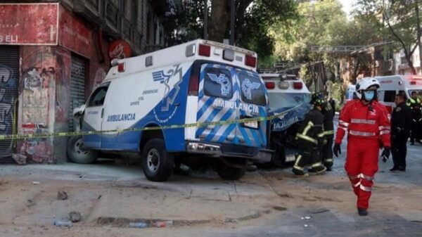 Chocan dos ambulancias y quedan seis paramédicos heridos