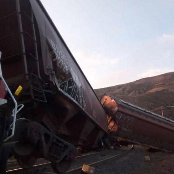 Dos trenes se impactan y deja 5 personas lesionadas