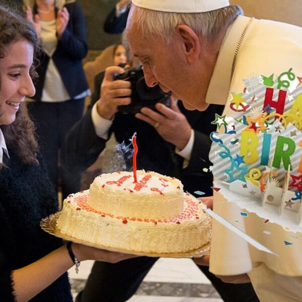 Celebra el papa Francisco 85 años de vida este viernes