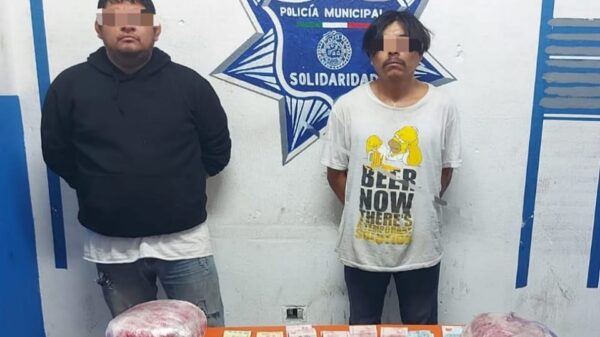 Detienen a sujetos con droga en Villas del Sol de Playa del Carmen.