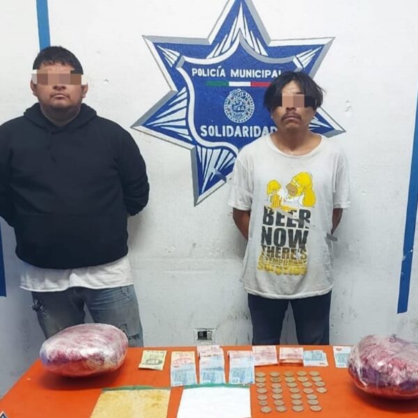 Detienen a sujetos con droga en Villas del Sol de Playa del Carmen.