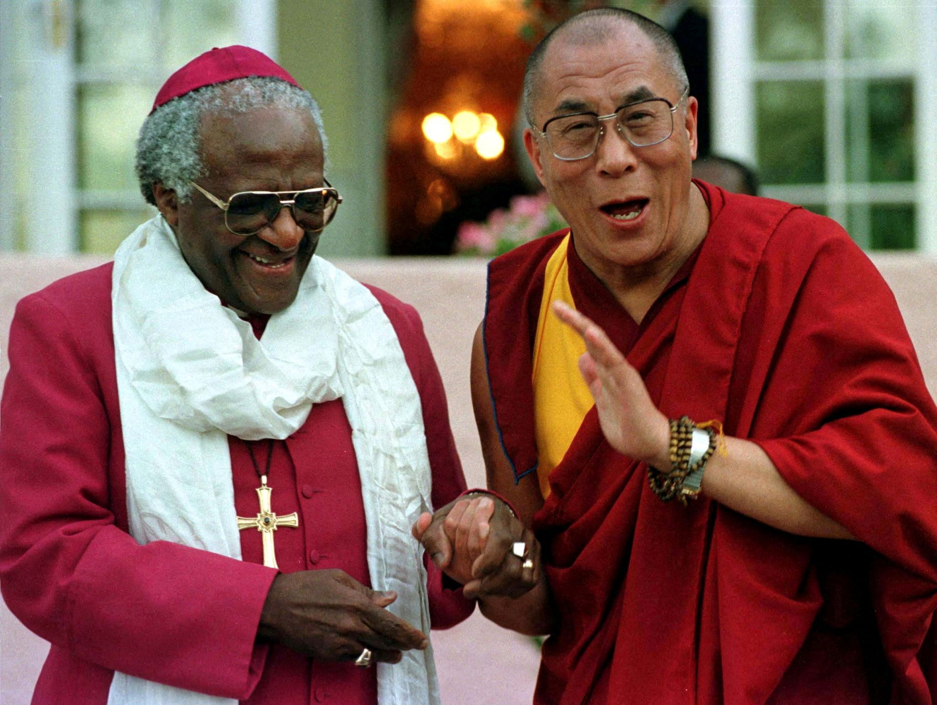 El arzobispo anglicano Desmond Tutu junto al Dalai Lama.