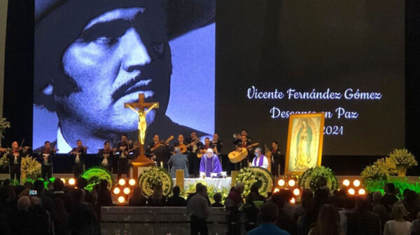 Despiden con mariachis a Vicente Fernández en la Arena VFG